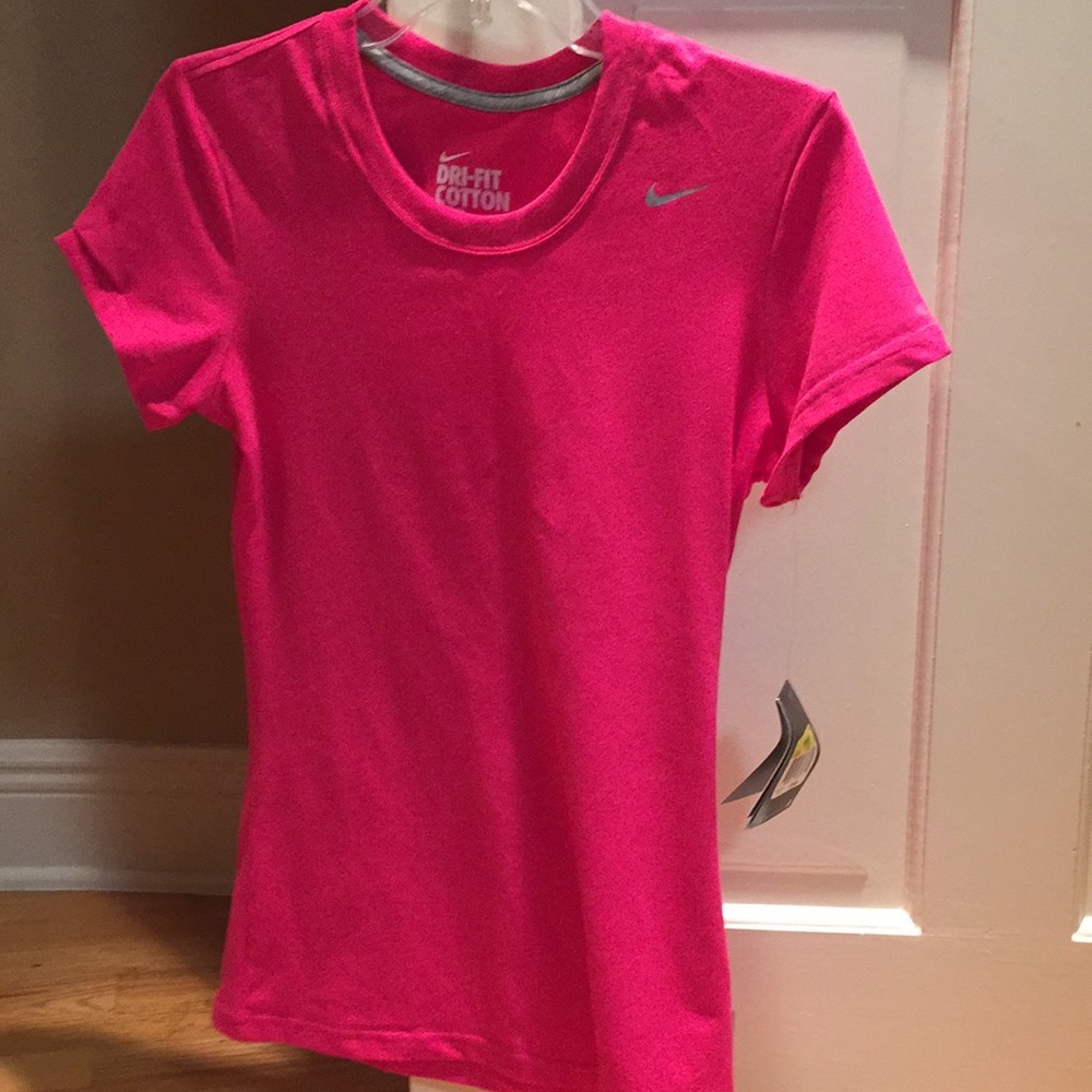 Women’s NWT Nike short sleeve top.